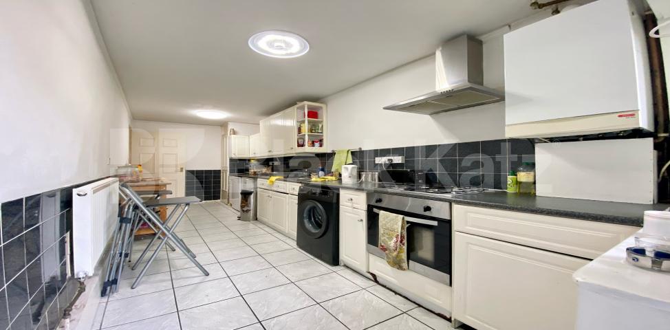 			4 Bedroom, 1 bath, 0 reception Apartment			 Potier Street, Borough / London Bridge